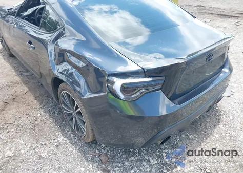 2015 Scion Fr-S z USA, uszkodzony, nr VIN JF1ZNAA11F8713673